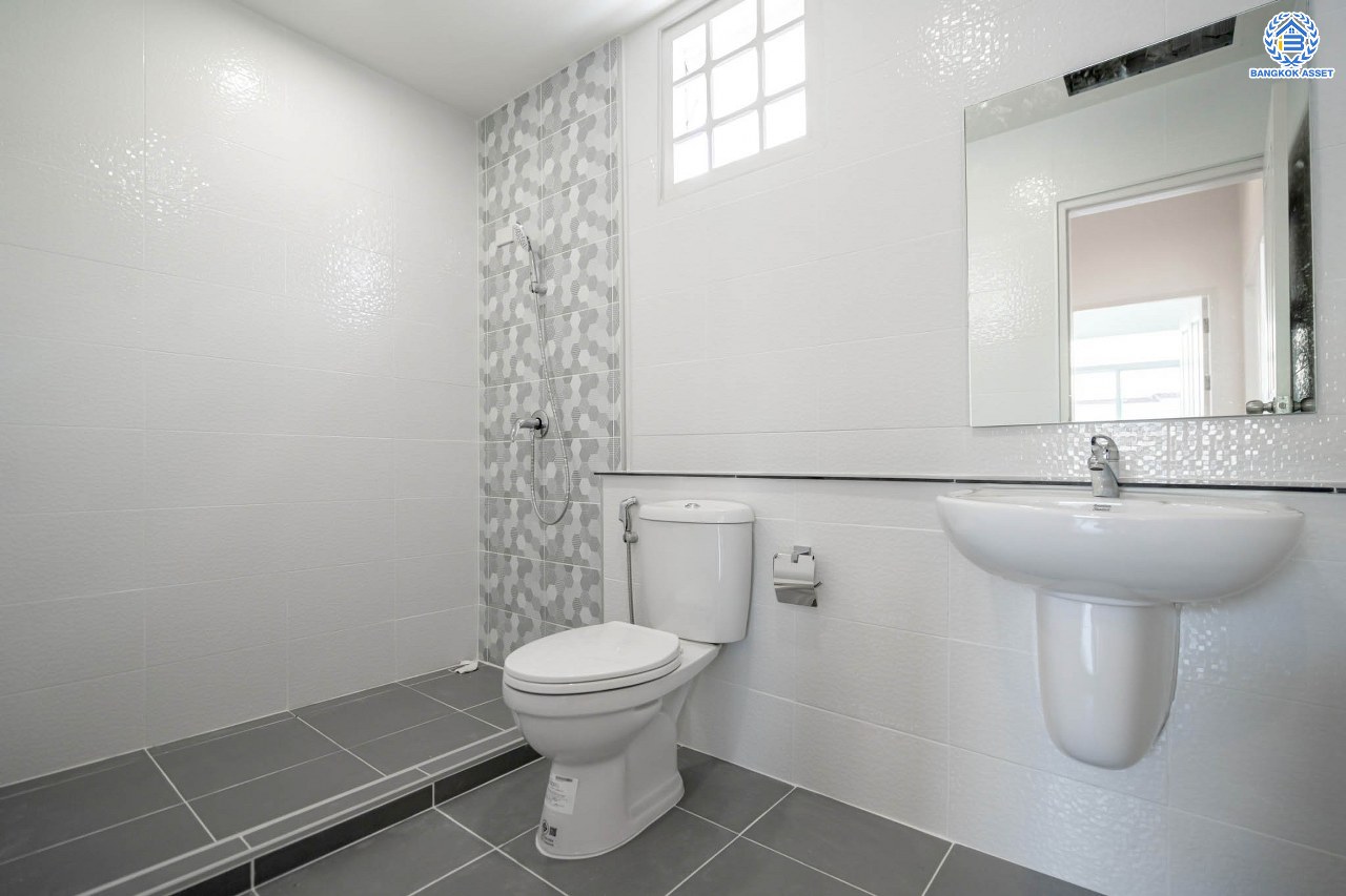 บ้านมือสองนนทบุรี ม.เอดรีม ราชพฤกษ์-ตลิ่งชัน หลังมุม เนื้อที่ 25.9 ตร.ว. ฟังก์ชันจัดเต็ม 3 ห้องนอน 2 ห้องน้ำ จอดรถได้ 1 คัน ตอบโจทย์ทุกการเข้าอยู่ รายล้อมด้วยสิ่งอำนวยความสะดวกมากมาย บนทำเลเดินทางสะดวก ใกล้ทางด่วน "ศรีรัช" และรถไฟฟ้าสายสีแดง "สถานีตลิ่งชัน"